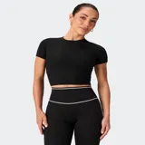 Remera corta de algodón negro, entallada al cuerpo con mangas cortas y cuello redondo.