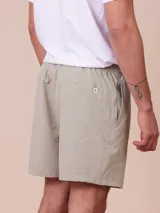 Short de baño color ladrillo con rayas verticales en relieve, cintura elástica con cordón ajustable y bolsillos laterales.