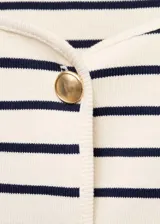 Cardigan de punto a rayas horizontales, con cuello redondo, manga corta y cierre frontal con botones dorados efecto joya.