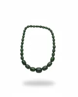 Collar de cuentas de resina en color verde, con diseño en degradé que aumenta de tamaño hacia el centro.
