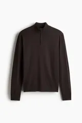 Buzo de punto fino color marrón oscuro, con cuello alto acanalado y medio cierre frontal. Presenta remates acanalados en puños y bajo.