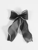 Broche para el pelo con forma de moño negro de organza, con borde de perlas blancas.