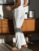 Pantalón blanco cropped de crepe elastizado marca Hope & Harlow, con apliques de botones metálicos en la parte delantera.