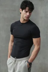 Remera deportiva de compresión H&M Move, color negro, con cuello redondo, mangas raglán y costuras planas antifricción. Confeccionada en tejido funcional DryMove que absorbe el sudor.