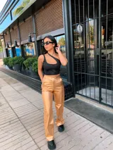 Pantalón de vestir dorado, de corte wide leg y tiro alto.