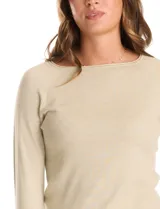 Buzo de tejido fino color beige, con cuello redondo, mangas tres cuartos y diseño raglán.