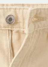 Jeans de corte wide leg en color beige, con tiro medio-alto, bolsillos clásicos y cierre frontal con botón y cremallera.