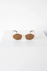 Lentes de sol con armazón y patillas metálicas doradas, diseño de forma geométrica hexagonal y cristales oscuros con protección UV400.