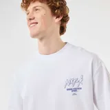 Remera blanca de manga corta, confeccionada en algodón liso, con diseño de estampado pequeño en el pecho y calce holgado.