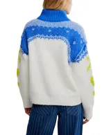 Sweater blanco con cuello alto y media cremallera, diseño holgado y extragrande. Presenta un patrón de punto jacquard en azul y amarillo neón, con motivos florales y geométricos. Los puños y el dobladillo son acanalados.