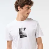 Remera blanca de manga corta con estampado fotográfico rectangular en el pecho y la inscripción "Road Stride".