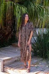 Camisola larga de muselina con estampado animal print de leopardo. Presenta cuello camisero, mangas cortas y aberturas laterales en el ruedo.