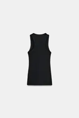 Top negro de corte ajustado (slim fit) con escote redondo y manga sisa.