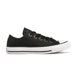 Zapatillas Converse Chuck Taylor All Star Ox de cuero negro con suela de goma blanca y detalles en negro.
