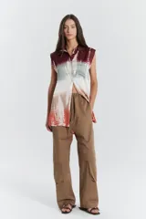 Camisa sin mangas de viscosa con teñido batik multicolor, ruedo redondeado y calce recto.