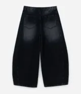 Pantalón de jean color celeste, modelo barrel, de tiro medio con trabillas para cinto, cierre frontal con botón y cremallera, bolsillos, recortes laterales y pinzas en las rodillas.