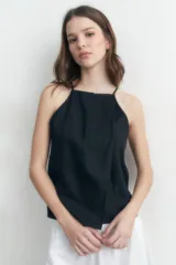 Top halter negro de lino con breteles finos y corte recto.