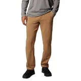 Pantalón tipo chino de corte recto, confeccionado en tejido técnico con tecnología Omni-Shield que repele líquidos y manchas. Cuenta con bolsillos laterales, bolsillos traseros y presillas para cinturón.