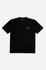 Remera de manga corta en color verde oscuro, confeccionada en tejido con textura tipo waffle. Presenta un diseño minimalista con el logo 'MST.' estampado en tono beige en el pecho y un corte regular con estructura firme.