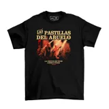 Remera negra de algodón con estampa frontal de la banda Las Pastillas del Abuelo en un concierto, con letras en color crema y detalles en rojo.