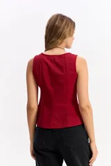 Musculosa de corte evasé, entallada en el torso con una leve amplitud en la base. Presenta cuello redondo y diseño sin mangas, confeccionada en una tela con estructura y caída.