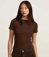 Blusa básica de manga corta, cuello redondo y textura sutil, confeccionada en viscosa con elastano. El bajo de la prenda es ondulado.