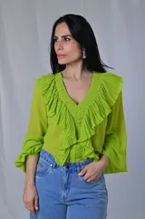 Camisa azul marino de mangas largas con volados plisados en el frente y escote en V.