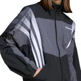 Campera deportiva Adidas modelo Santiago Track Top, con diseño de bloques de color en negro y gris. Presenta cierre frontal completo, cuello alto, puños elásticos y las icónicas tres tiras de la marca en color blanco a lo largo de las mangas. Incluye el logo del trébol de Adidas bordado en el pecho.
