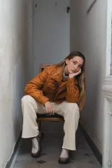 Campera acolchada color ladrillo con cuello marrón de pana, cierre frontal con botones a presión y bolsillos laterales.