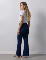 Jegging con pretina elastizada, marca Zac & Rachel. Delantera y trasera con bolsillos. Terminación de ruedo bootcut.