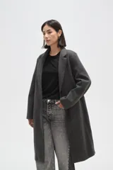 Tapado de corte recto con solapas clásicas y cierre frontal de un botón. Presenta mangas largas y bolsillos laterales integrados.