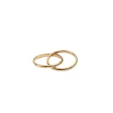 Set de dos anillos dorados de acero quirúrgico, entrelazados.