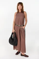 Bolso tipo hobo de cuero marrón oscuro, con diseño trenzado y asa integrada al hombro.