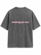 Remera oversize de algodón con efecto lavado color gris oscuro, manga corta y estampa frontal en tono rosado con el texto "Bohemian DSG".