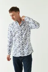 Camisa de manga larga estampada con hojas azules y naranjas sobre fondo blanco, estilo lino, con logo bordado.