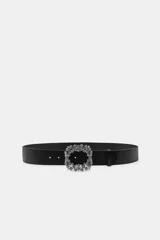 Cinturón de cuero negro con hebilla rectangular decorada con aplicaciones de cristales brillantes.