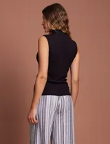 Musculosa negra de modal con cuello alto y corte ajustado.