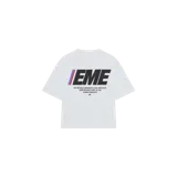 Remera oversize blanca Eme Studios con diseño gráfico estampado en la espalda que incluye la palabra "EME" en negro y letras más pequeñas con texto descriptivo.