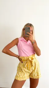 Short amarillo a cuadros blancos con cintura alta y lazo.