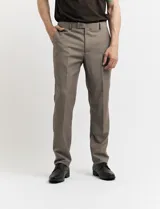 Ambo de corte clásico compuesto por saco de dos botones y pantalón de vestir a juego. El saco cuenta con solapas de muesca, bolsillos laterales con solapa y un bolsillo en el pecho. El pantalón presenta un corte recto y limpio.