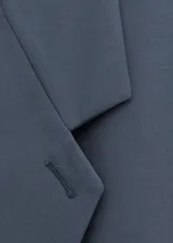 Blazer de corte sastrero en color azul petróleo, con diseño de doble botonadura, solapas clásicas y hombreras estructuradas.