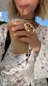 Anillo dorado de aleación con forma irregular y tamaño ajustable.