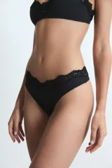 Conjunto de lencería compuesto por un corpiño bralette y una bombacha colaless, ambos en color beige con detalles de encaje en los bordes.