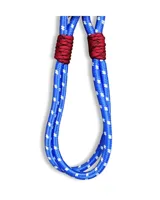 Accesorio decorativo para carteras tipo lazo, confeccionado en cuerda trenzada azul con detalles en blanco y nudos decorativos en color bordó.