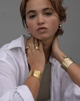 Aros tipo argollas de diseño artesanal con acabado texturizado y forma irregular. Fabricados en bronce y alpaca, con pernos y cierres de plata 925.