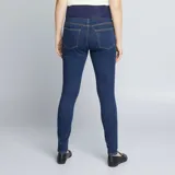 Jegging de jean azul oscuro para maternidad, con cintura alta de punto elástico azul marino. Corte ajustado.