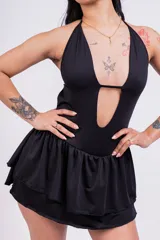 Vestido corto color borgoña, con escote halter, espalda descubierta y falda de doble capa con volantes.