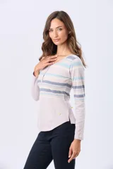 Remera t-shirt de algodón con rayas horizontales en tonos pastel (lila, beige, azul claro y azul oscuro), cuello redondo con botones delanteros y aberturas laterales.