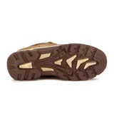 Bota acordonada color camel, con suela marrón y cordones trenzados.