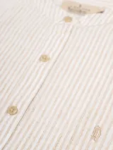 Camisa de manga larga con cuello mao, color celeste con rayas verticales azul marino.